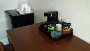 威廉姆斯美国摄政酒店 的桌子上的一个咖啡壶