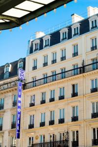 巴黎提姆玛德莱娜剧院酒店的前面有路标的建筑