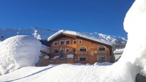 FulderaHotel Landgasthof Staila的积雪中积雪的建筑物