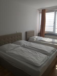 汉诺威中央汉诺威酒店的卧室设有两张单人床和窗户。