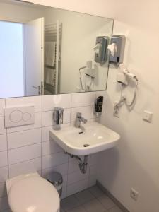 汉诺威中央汉诺威酒店的白色的浴室设有卫生间和水槽。