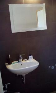 Hrašefarmglamping Planika - Encijan的浴室设有白色水槽和镜子