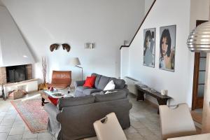 拉齐塞Villa Gasco With Pool的客厅配有沙发和桌子
