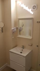 布加勒斯特麦克酒店的白色的浴室设有水槽和镜子