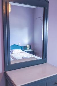 基萨莫斯Mamis Studio的卧室内的镜子反射着一张床