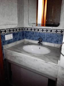 萨贡托Apartamentos Concha del Mar的一间带水槽和镜子的浴室