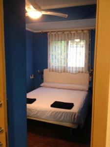 甘迪亚Apartamento Cala Blanca的蓝色客房中一间带床的卧室