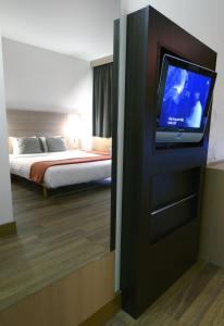 卡尔斯塔德卡尔斯塔德早安酒店的一间卧室配有一张床和一台电视。