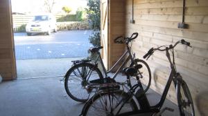 东卡佩勒阿诺努餐厅酒店的两辆自行车停放在车库旁边