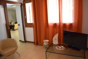 法维尼亚纳伊尔波迪克酒店的客厅配有电视、椅子和桌子