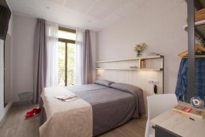 巴塞罗那贝尼多姆旅馆的酒店客房设有床和窗户。