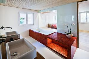 比尔的斯坦Mesmerhaus的浴室配有盥洗盆和浴缸。