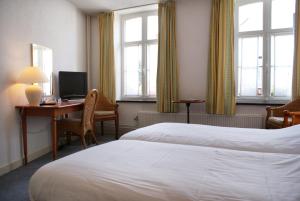 托尔恩弗莱彻酒店的酒店客房设有两张床、一张书桌和两个窗户。