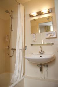 托尔恩弗莱彻酒店的一间带水槽和淋浴的浴室