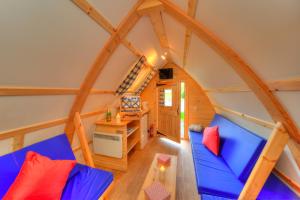 MorenishLOCH TAY HIGHLAND LODGES and GLAMPING PARK的一间小房子里带蓝色沙发的房间