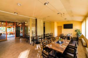 梅尔尼克Penzion Piranha的用餐室配有木桌和椅子