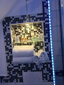 博帕德利烈瑞酒店的浴室设有镜子和瓷砖墙的毛巾