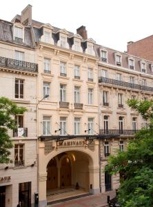 布鲁塞尔马里伏酒店的前面有拱门的大建筑