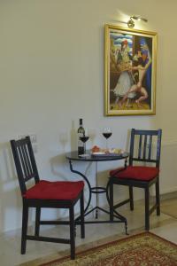 卡斯托里亚Fountoukli的一张桌子、两把椅子和一张带绘画的桌子