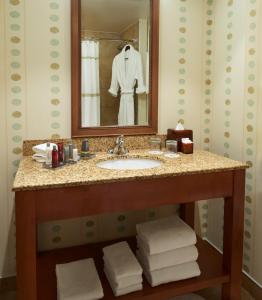 埃德蒙顿克里河赌场度假村的浴室配有盥洗盆、镜子和毛巾