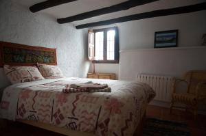卡皮雷拉Casa Josefa的一间卧室设有一张床和一个窗口