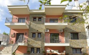 卡斯托里亚Fountoukli的公寓大楼设有楼梯和阳台。