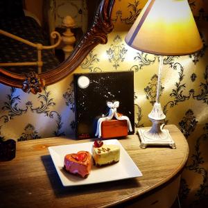 里托楚伦米尔托酒店的一张桌子,上面放着一盘食物和一盏灯