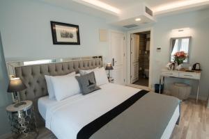 伊斯坦布尔普利美罗酒店的卧室配有白色大床和白色枕头