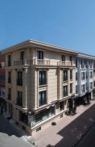 伊斯坦布尔普利美罗酒店的街道上带阳台的公寓大楼