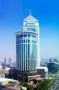 武汉武汉锦江国际大酒店的一座高大的建筑,在城市里有很多窗户
