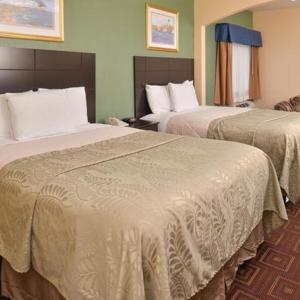 贝敦Americas Best Value Inn-Baytown的酒店客房,设有两张床和一张沙发