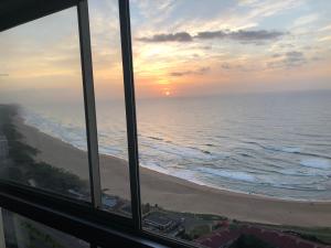 阿曼济姆托蒂Hightide Apartment的从海滩的窗户欣赏到海景