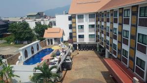 清迈旺布拉帕大酒店的享有酒店空中美景,设有游泳池