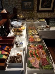 芬斯内斯森雅酒店的包含多种不同食物的自助餐