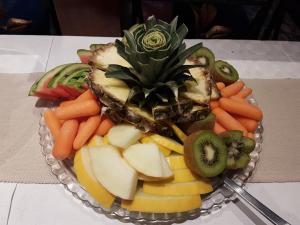 芬斯内斯森雅酒店的桌上的蔬菜和水果盘