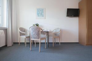 Sundhagen-NiederhofHaus ÜberLand的餐桌、椅子和电视