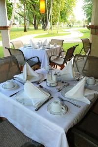 圣斐利-银港蓝杰塔酒店的一组带白板和餐巾的桌子