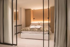 特伦托Cinquanta4 Charme Apartment的一间卧室配有一张床和镜子