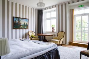 维斯比布雷达布利克酒店的卧室配有一张床和一张桌子及椅子