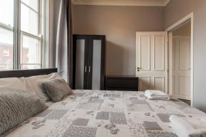 都柏林Central Dublin Apartment的一间卧室设有一张大床和一个窗户。