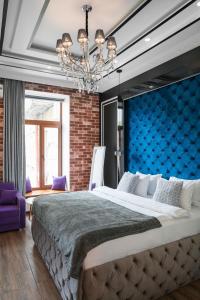 基辅塞尔特精品公寓酒店的一间卧室设有一张蓝色墙壁的大床