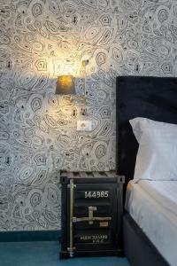布拉索夫弗拉德采佩什公寓酒店的床头桌边的灯