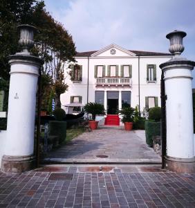 LegnaroHotel AB Baretta的前面有门的白色房子