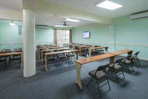 博卡奇卡瓦拉波希卡全包度假村的教室里配有桌椅