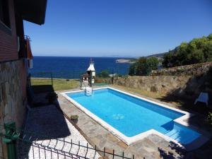 奧瑞翁Villa La Ballena de Sonabia的海景游泳池