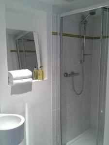 沃里克Warwick Market Place Apartment的带淋浴和盥洗盆的浴室