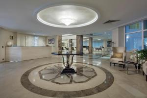 阿布贾阿布贾辉盛阁国际公寓的中间设有一张桌子的大型大堂