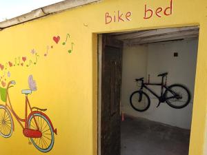 希贝尼克Barone 4 You的墙上有两辆自行车的黄色建筑