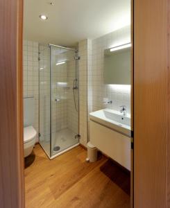 伦克斯特恩酒店的带淋浴、浴缸和盥洗盆的浴室