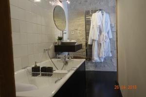 阿尔桑雷Les Clés d'Ars的白色的浴室设有水槽和镜子